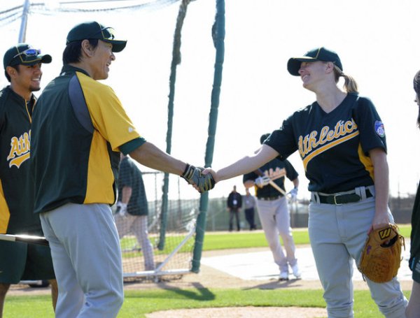 Justine Siegal rencontre la légende du baseball japonais Hideki Matsui. Crédit : AP