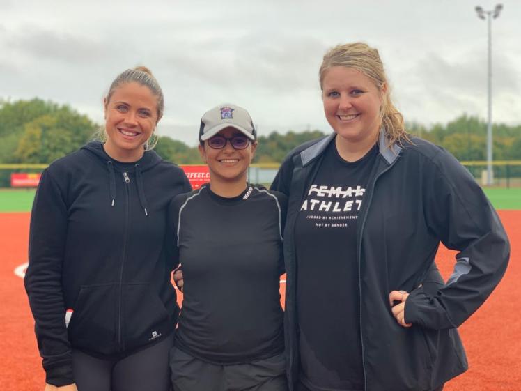 Salma Boulares entourée de GiOnna DiSalvatore et Chelsea Thomas, deux stars américaines du softball 