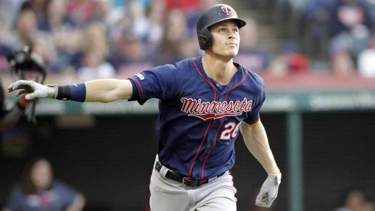 passionmlb.com-max-kepler-se-leve-pour-aider-les-twins-a-eviter-le-balayage-2019-06-07_04-43-32_597967